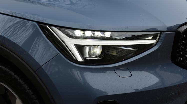 VOLVO XC40 ESTATE 2.0 B4P Plus Pro Black Edition 5dr Auto
